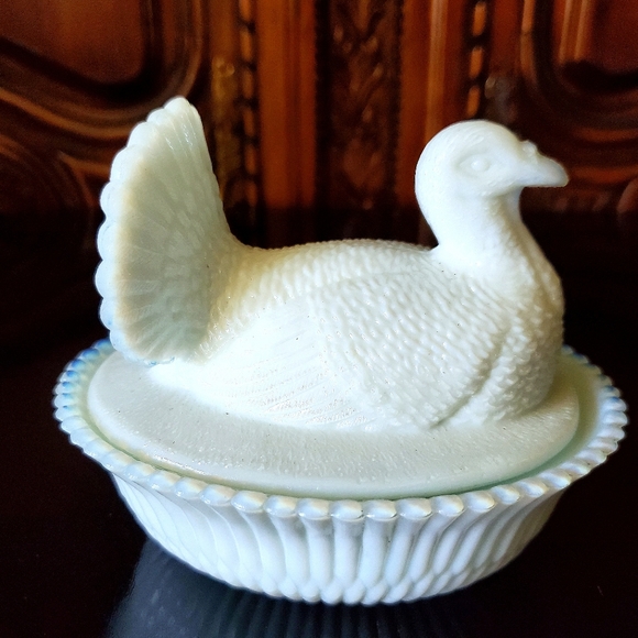 Vntg🦃 Boyd Art Glass 5 1/2" Turkey On Nest / Basket Bright White Milk Glass - Picture 3 of 14